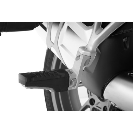 Znížené spolujazdcove stupačky strieborné