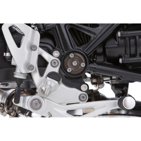 zníženie jazdcových stupačiek-čierne