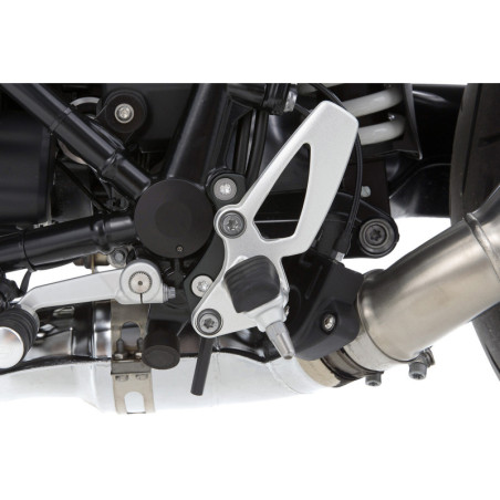 zníženie jazdcových stupačiek-čierne