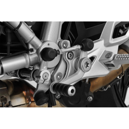 zníženie jazdcových stupačiek o 20mm - strieborné