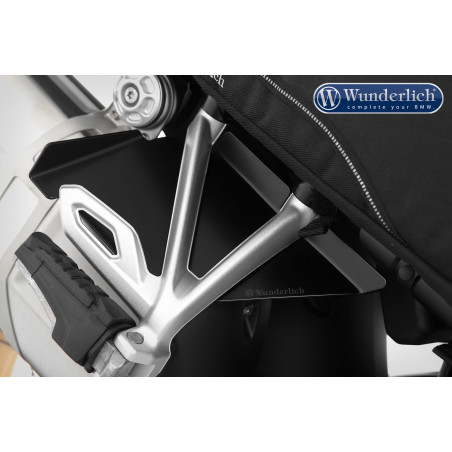 Výplň spolujazdcových stupačiek čierna